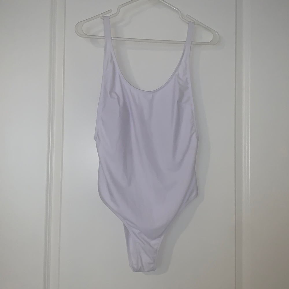 White, One piece swimsuit, Size M, adjustable straps and removable breas…